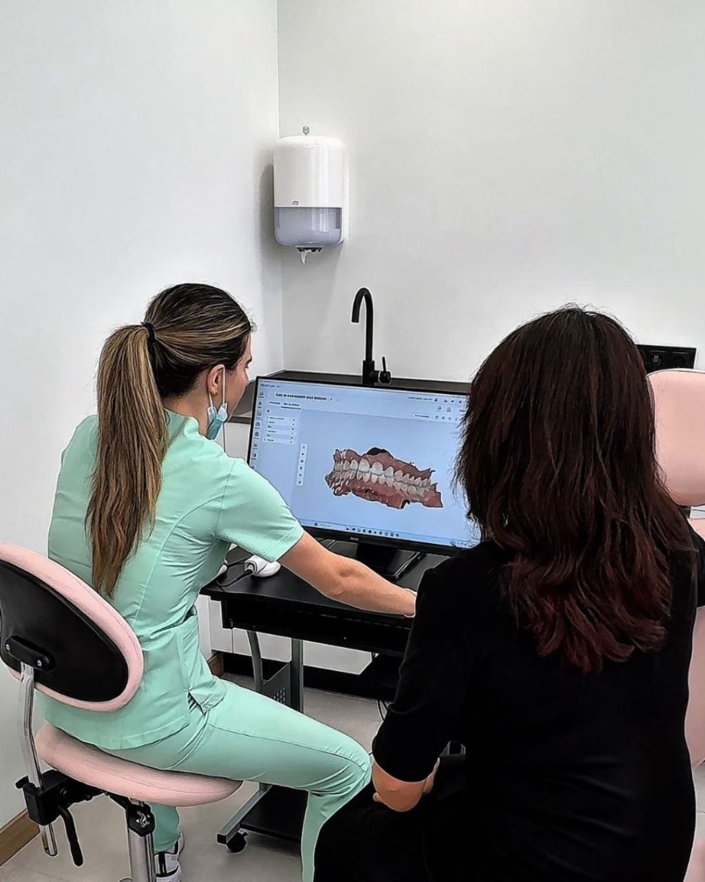 Dra. Lara Gorricho explicando a una paciente su escaneado dental en la pantalla, en Clínica Dental Zona Sur (Tafalla)