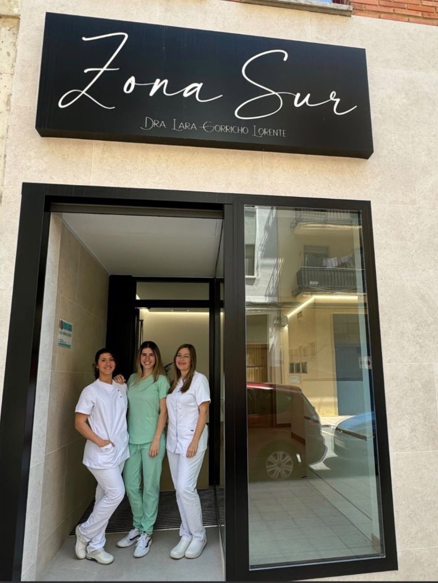 Equipo de Clínica Dental Zona Sur en la entrada de la clínica en Tafalla