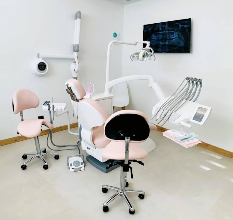 Gabinete dental de Clínica Dental Zona Sur en Tafalla, con sillón y equipo de radiografía